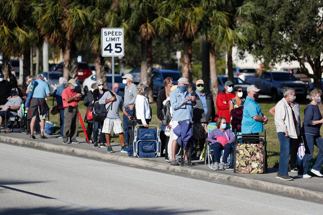 <b>Fallas de distribución de la vacuna</b>. El gobierno de Trump había prometido al menos 20 millones de personas vacunadas para fines de año, pero solo alcanzaron alrededor de seis millones. Esta foto del 30 de diciembre muestra una fila de personas mayores de 65 años y trabajadores médicos esperando para ser inmunizados en Fort Myers, Florida.
