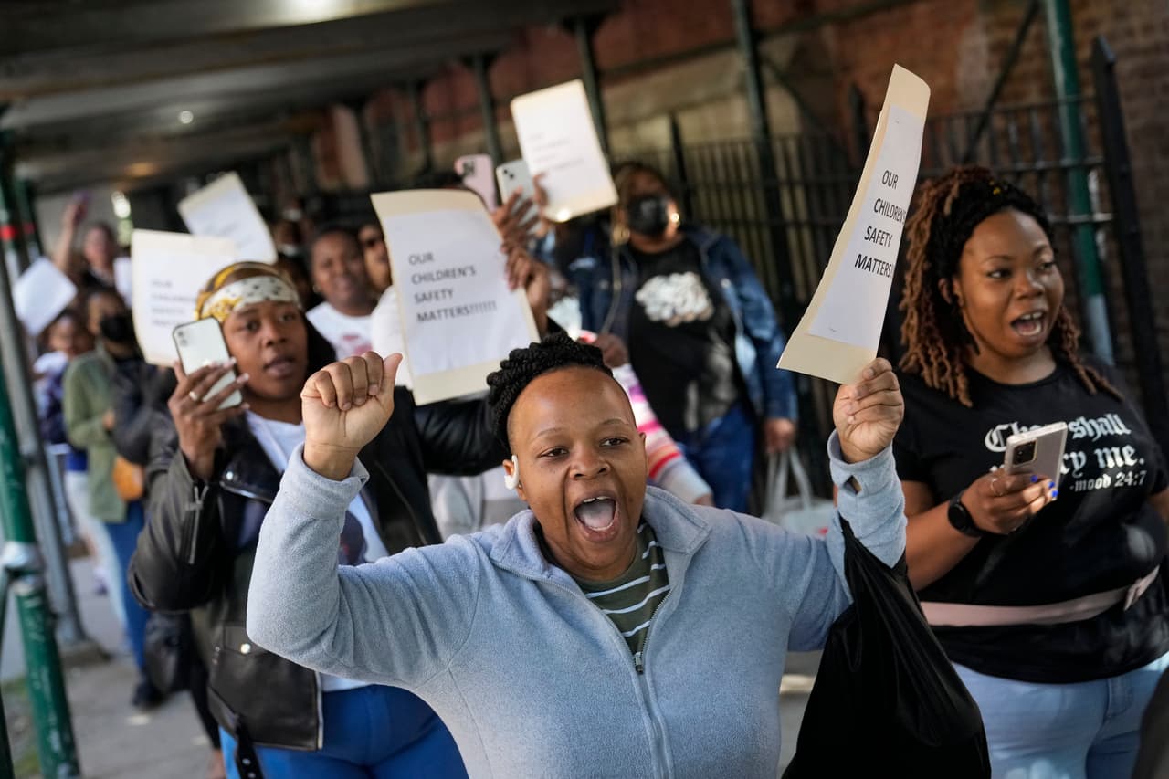 “Estoy de acuerdo que ayuden a la gente, es normal, pero que no invadan las escuelas”, señaló Luisa López, una madre de familia de la escuela pública 172, ubicada en Sunset Park.