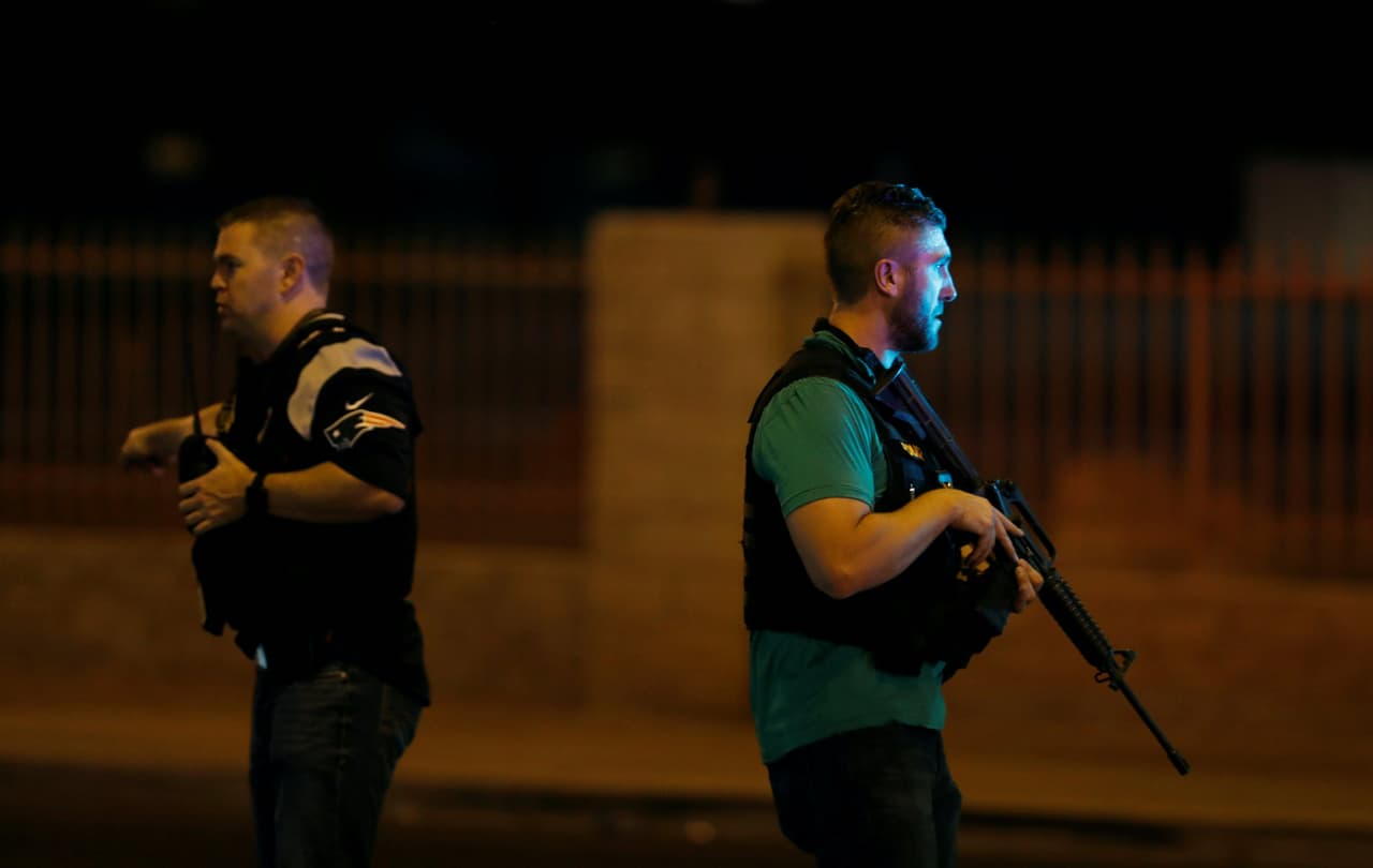 Los agentes de la policía especial se desplegaron por toda la zona mientras se mantuvo la búsqueda del atacante.