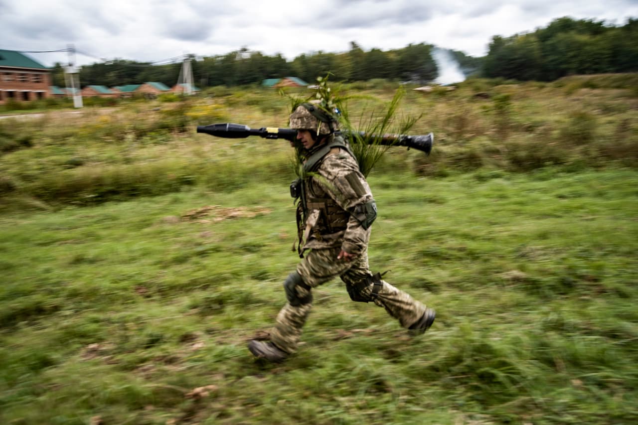 Un soldado de infantería ucraniano con un arma antitanque Panzerfaust 3 de fabricación alemana durante un ejercicio de entrenamiento multinacional, Rapid Trident 2021, en una base militar cerca de Yavoriv, en el oeste de Ucrania, en 2021.