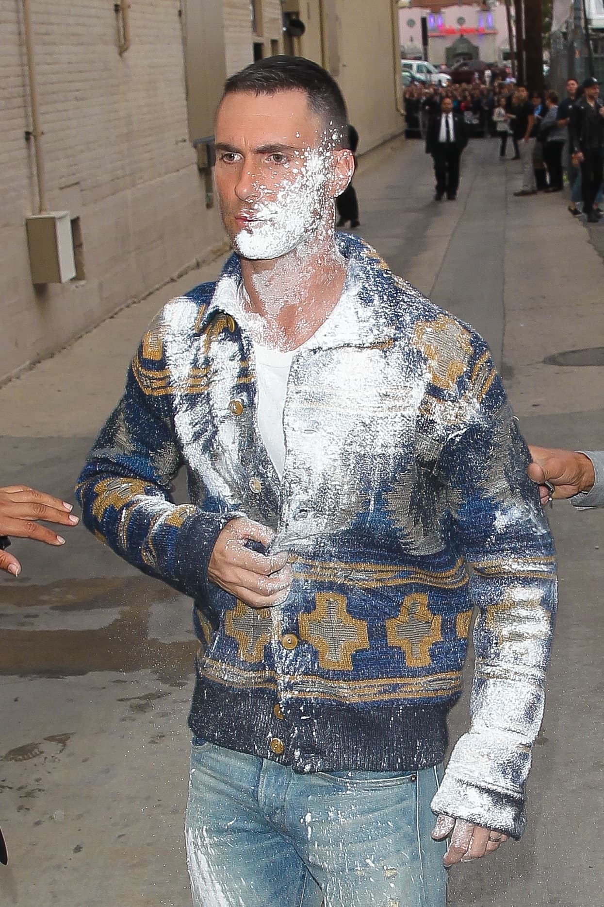 Adam Levine, vocalista de Maroon 5, perdió el control cuando un chico le aventó harina mientras estaba dando autógrafos.