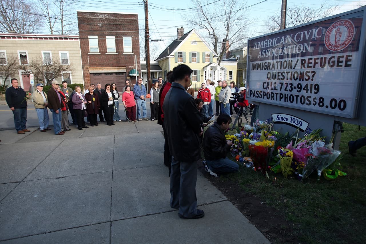 <b>2009. Centro cívico de inmigrantes en Binghamton, Nueva York.</b> Jiverly Voong, un vietnamita de 41 años naturalizado estadounidense, entró armado a la Asociación Cívica Americana, una organización que asiste a inmigrantes, donde había tomado clases de inglés. 
<a href="https://www.univision.com/noticias/noticias-de-eeuu/luto-y-dolor-por-masacre-en-nueva-york">Fue a su antiguo salón de clases y mató a 13 excompañeros</a>. Disparó 98 tiros de dos pistolas en aproximadamente un minuto y luego se suicidó.