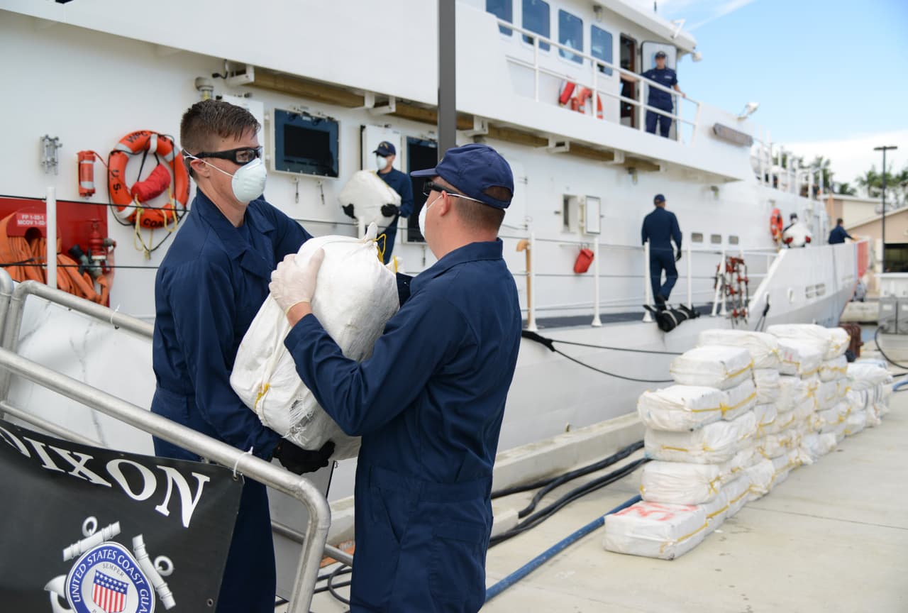Guardacostas descargaron aproximadamente 1,340 kilogramos de cocaína en la Base de la Guardia Costera de San Juan, Puerto Rico, el 26 de octubre de 2015, después de la interrupción de dos intentos de contrabando de drogas en el Mar Caribe el 19 de octubre de 2015 y el 21 de octubre de 2015.