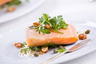 Para mantener el metabolismo a tono es fundamental consumir suficiente proteína. Te sugerimos 
<a href="https://www.univision.com/noticias/reto-28/filetes-de-salmon-con-nueces-tostadas-reto-28">esta receta</a> de salmón con nueces tostadas que reune dos favoritos de la alimentación saludable.