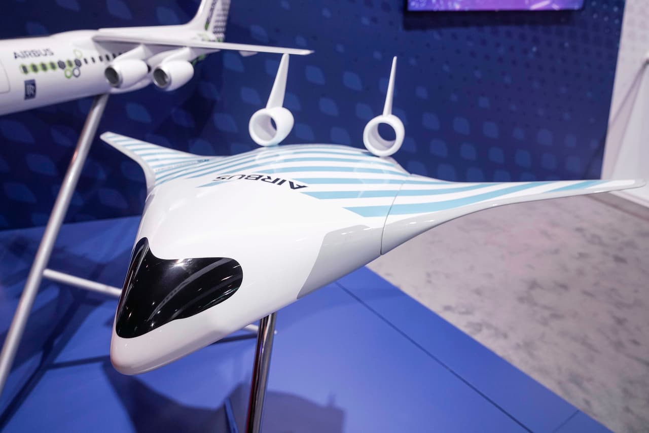 El avión de pruebas mide 6.5 pies de largo por 10.4 pies de largo, lo que le da una superficie total de 7.3 pies. Airbus superó el año pasado a Boeing, que enfrenta 
<a href="https://www.univision.com/noticias/estados-unidos/boeing-suspendera-la-produccion-del-737-max">el fracaso del polémico modelo<b> </b>737 MAX</a>. Sin embargo, perdió miles de millones en 2019 al recibir fuertes multas relacionadas con 
<a href="https://www.dw.com/en/airbus-reports-billions-in-losses-after-corruption-fines/a-52360797" target="_blank">acusaciones de corrupción y soborno</a>.