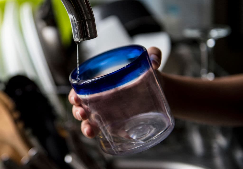 El agua potable de casi la mitad de los grifos en Estados Unidos contiene químicos potencialmente dañinos para la salud, según estudio