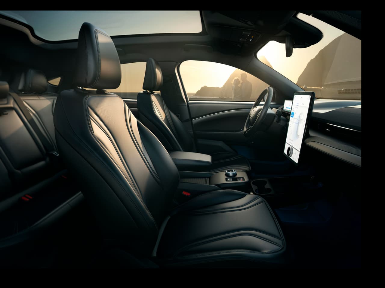 El Mustang Mach-E también es compatible con las aplicaciones Apple CarPlay y Android Auto de forma inalámbrica.