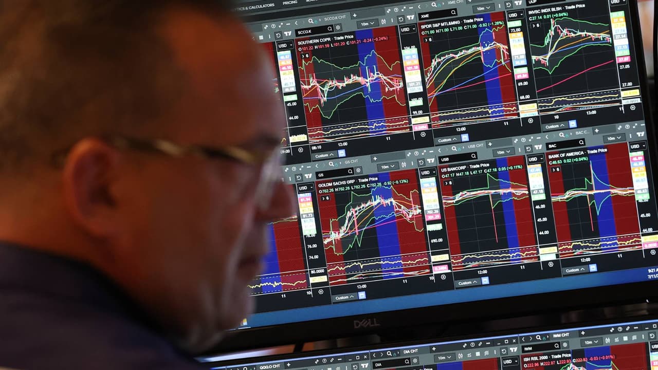 Wall Street registra pérdidas tras anuncio de Trump de aranceles a Canadá: las noticias del día