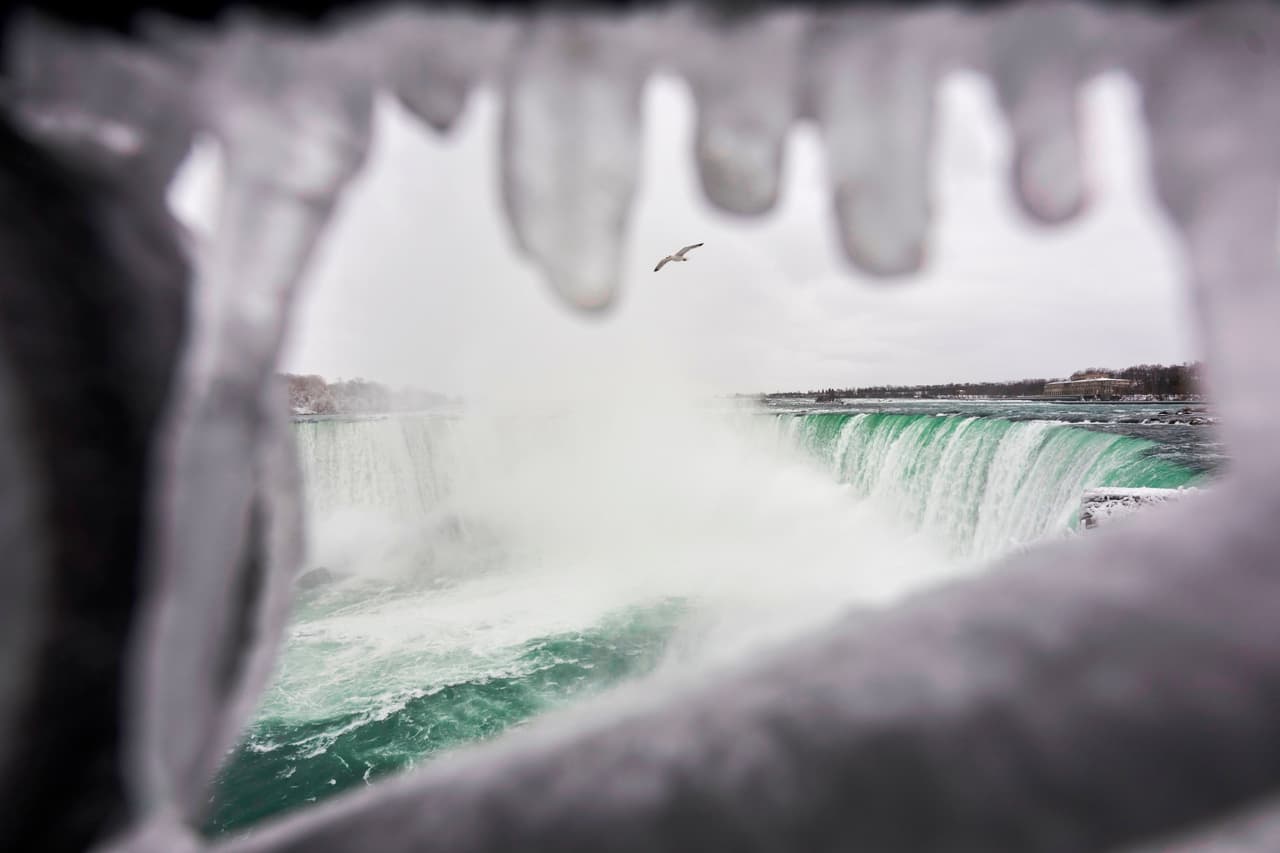 Es común que se forme hielo en el río cada invierno y la cantidad de agua congelada dependerá de los días o semanas de frío sostenido que afecten el área.
