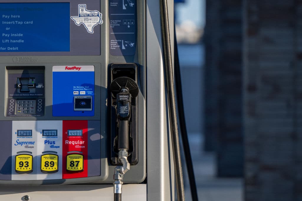 La mayoría de los latinos culpan a las grandes petroleras por los precios más altos de la gasolina, según encuesta