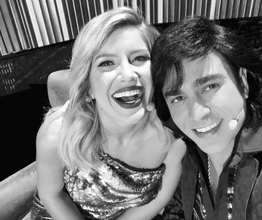 Recientemente Albertano convivió con la guapísima Laurita Fernández, actriz, modelo y bailarina argentina que le robó el corazón. Por supuesto, no sólo utilizó su sedosa cabellera para cautivarla, la mejor arma fue su sentido del humor.