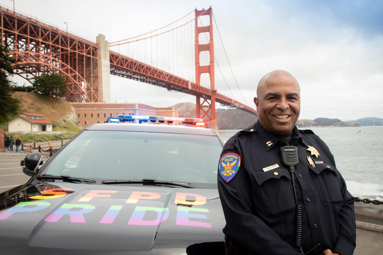 Durante el mes de junio, los oficiales de San francisco lucirán versiones de su parche con un estampado con los colores del arcoíris.