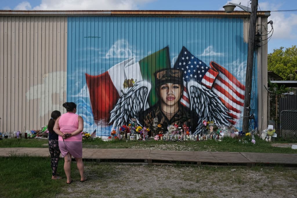 La gente presenta sus respetos en un mural por la especialista del Ejército estadounidense asesinada, Vanessa Guillén, cerca de la escuela secundaria Cesar Chavez, en Houston, Texas, en agosto de 2020.