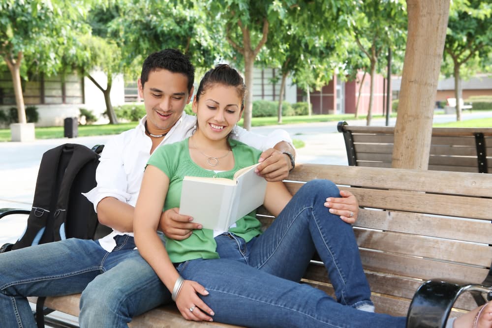 <b>GÉMINIS</b>
<br>Eres la comunicación, la versatilidad y juventud eterna, para ti, esa persona tiene que ser como tú, conversadora, inteligente, locuaz, juvenil.
<br>