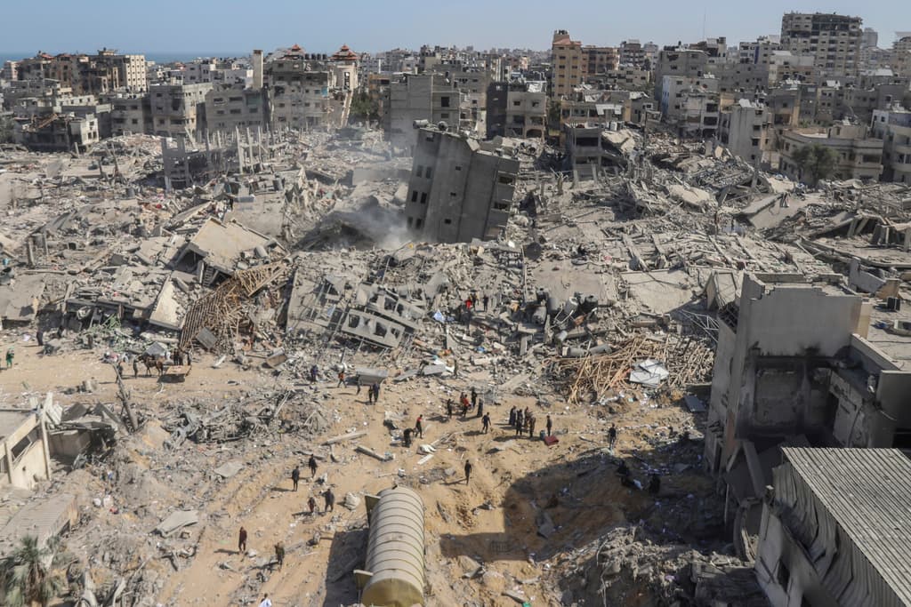 Israel evalúa aislar el norte de Gaza, dejar sin ayuda a los civiles y forzar a Hamas a "rendirse o morir de hambre"