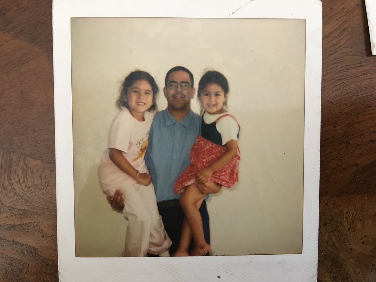 Con 23 años, Díaz cargaba en esta foto a su hija mayor, Jessica, entonces de 6 años, y a Irene, de 5, en la sala de visitas de la cárcel estatal Corcoran, en el Valle Central de California.