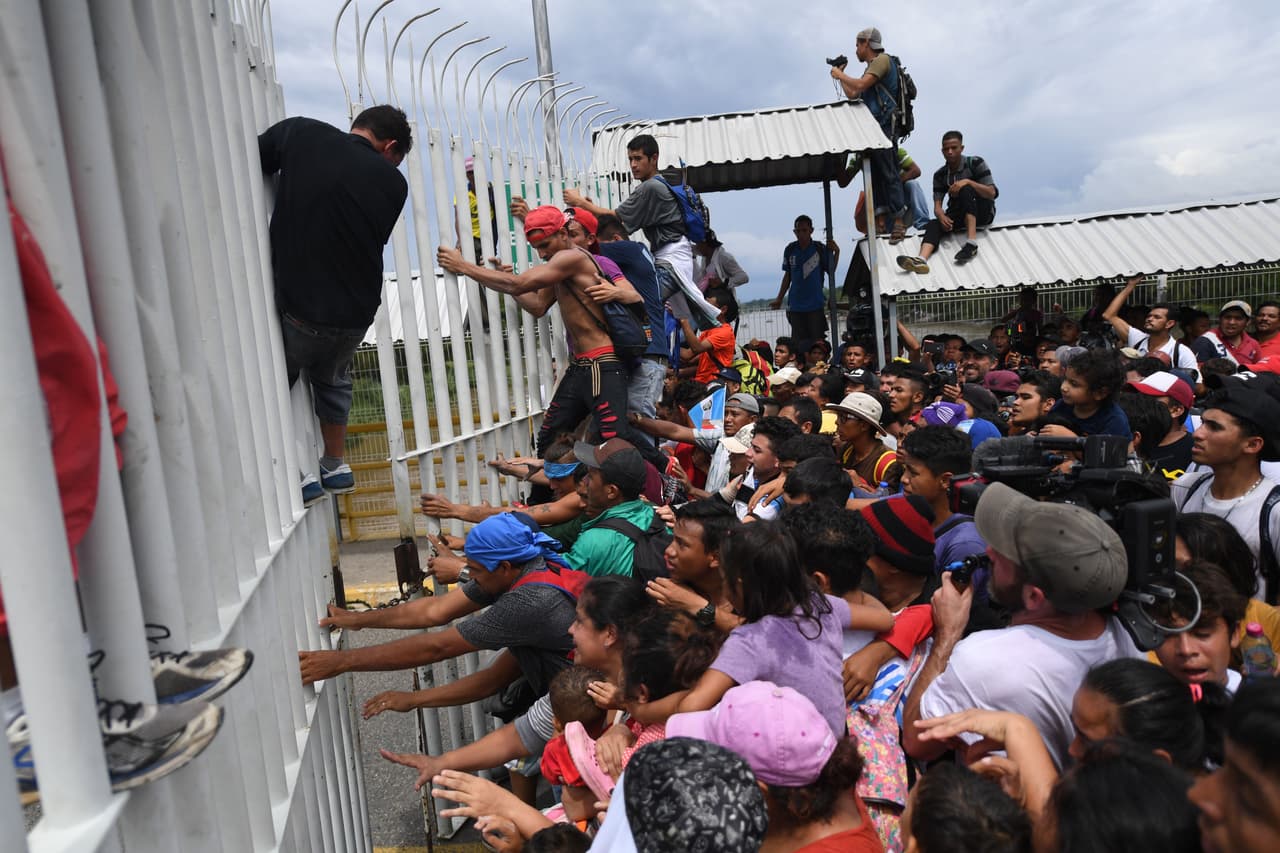 En un momento puerta blanca hacia México cedió y algunos viajantes lograron pasar. Otros fueron arrestados y después de la mediación con la Policía Federal de México la puerta volvió a cerrarse.