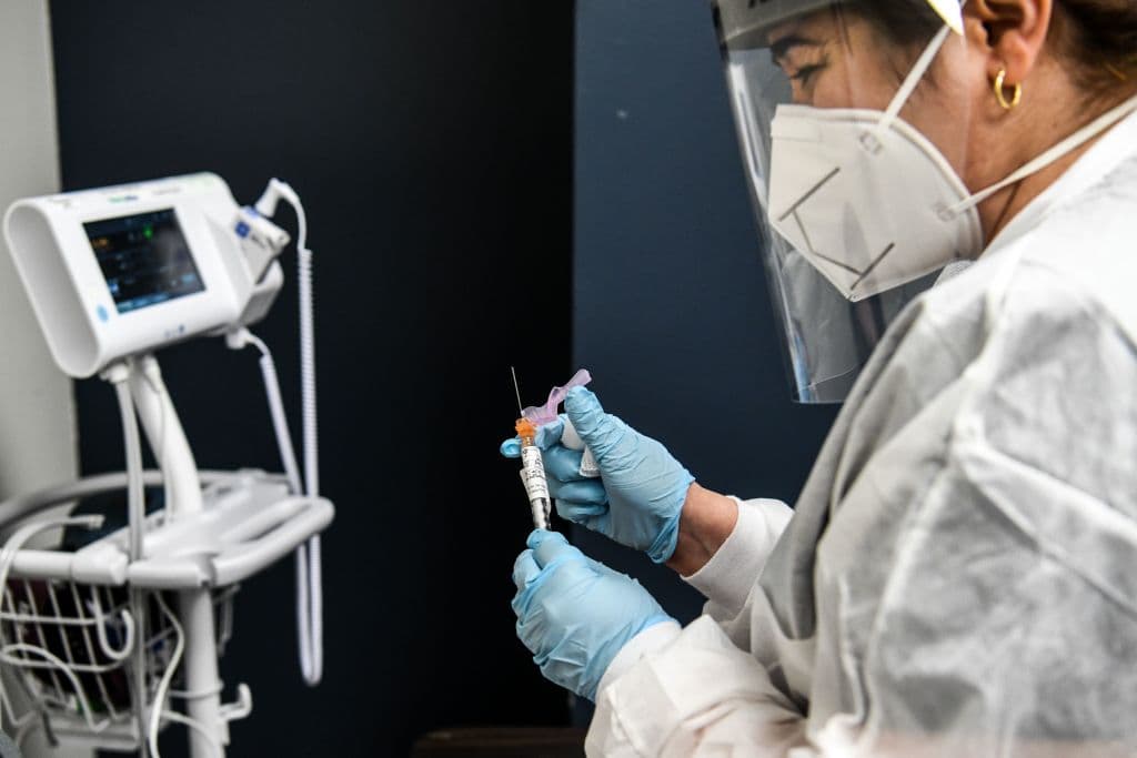 Jackson Health System, la red de hospitales públicos de Miami, ya ha identificado a casi 
<b>3,000 empleados que desean la vacuna en la primera fase.</b>