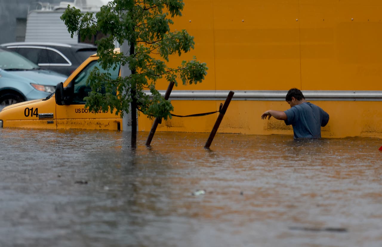 En el condado Broward las ciudades de Hallandale Beach y Hollywood fueron las que más sufrieron con los estragos del mal tiempo, y sus residentes se vieron obligados a caminar con el agua hasta la cintura para poder escapar a lo peor.