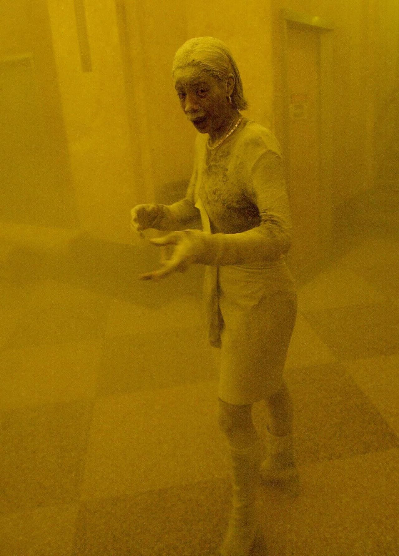 Marcy Borders, una asistente legal que trabajaba en la oficina de Bank of América en el World Trade Center. La fotografía se dio a conocer con el nombre de ‘Dust Lady’ (Dama de polvo, en español), y fue tomada después que Borders quedara cubierto de los restos de uno de los edificios colapsados. 
<br>
<br>Borders falleció en 2015 a la edad de 42 años, 
<a href="https://www.washingtonpost.com/news/retropolis/wp/2018/09/11/the-photo-of-the-doomed-9-11-dust-lady-still-haunts-us-after-all-these-years/"><u>luego de luchar contra la depresión y las adicciones después de la terrible experiencia de 2001</u></a>. En la tragedia había perdido a varios amigos y compañeros de trabajo. 
<br>