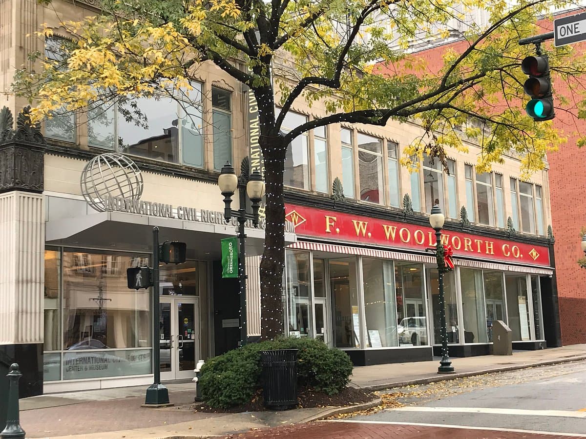 <b><a href="https://www.sitinmovement.org/">International Civil Rights Center & Museum (Greensboro)</a></b>. El museo es un centro de archivo, museo de coleccionismo y centro de enseñanza dedicado a la lucha internacional por los derechos civiles y humanos. Este hito y sitio nacional de conciencia celebra las protestas no violentas de las sentadas de Greensboro de 1960 que sirvieron como catalizador en el movimiento de derechos civiles.
<br>
<br>
<b><a href="https://goo.gl/maps/US2qVEPgeMp4H5u57">Cómo llegar</a></b>