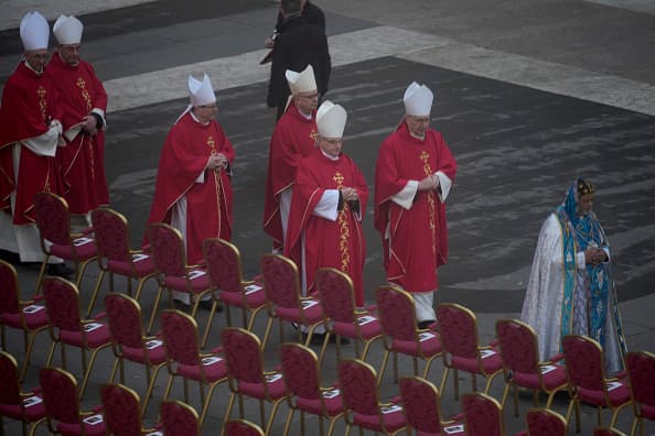 Entre los fieles que acudieron figuraron muchos sacerdotes y monjas, quien hicieron fila para entrar desde la madrugada a la inmensa explanada de la plaza de San Pedro cubierta por la neblina.