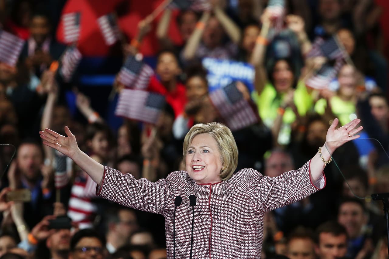 <b>La primera candidata: Hillary Clinton (1947). </b>Fue la primera ex Primera Dama que obtuvo un cargo público por votación, cuando llegó al senado en 2001. Fue candidata presidencial del partido Demócrata en 2016, la primera vez que una mujer es candidata por un partido tradicional.