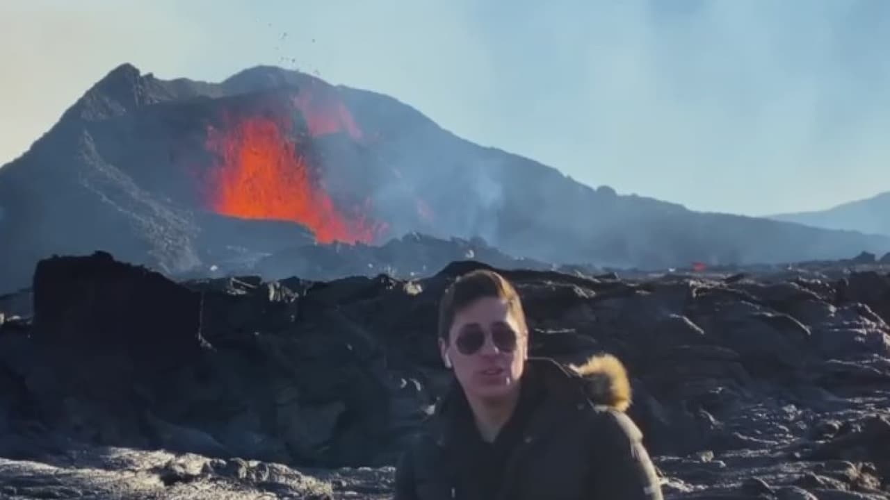 Entrevista desde un volcán en erupción: un hombre vive su sueño de alcanzar la felicidad viajando