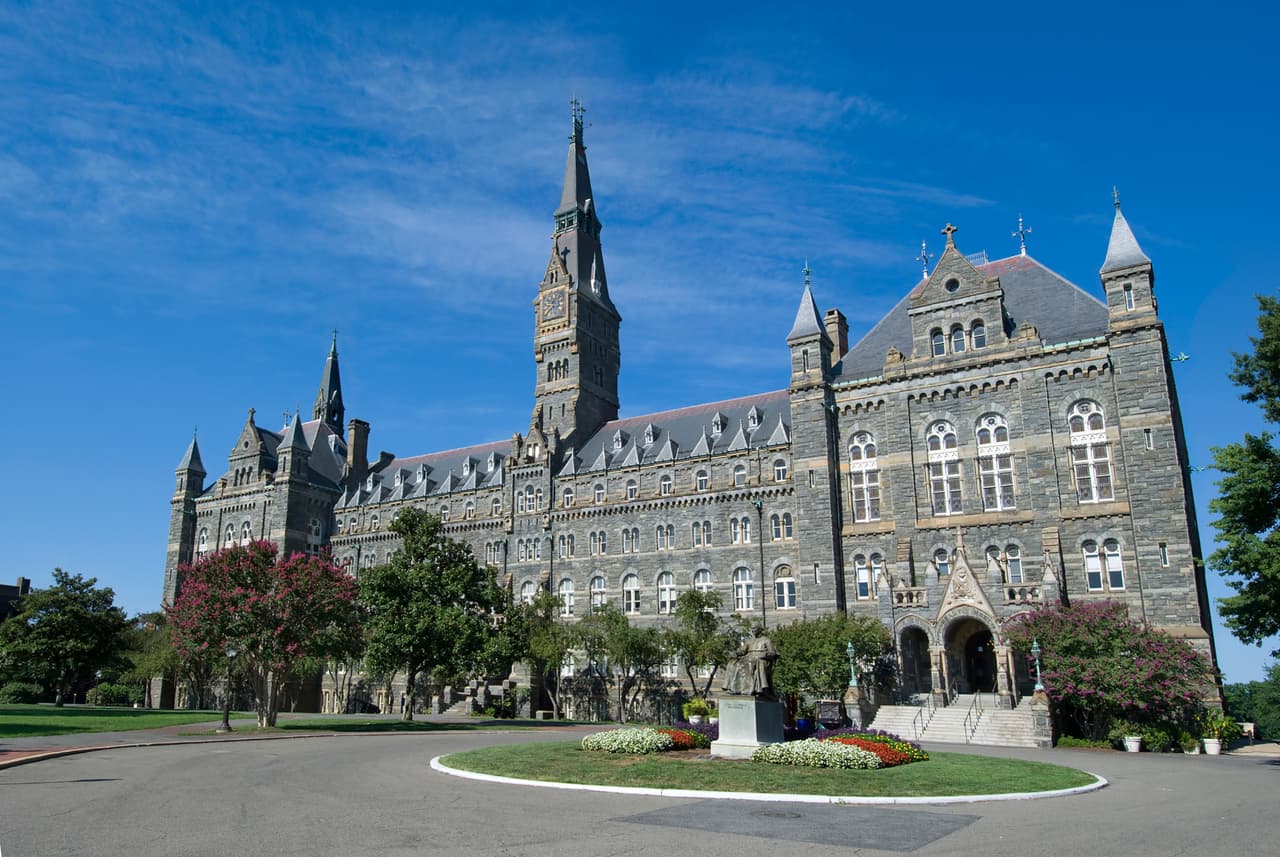 <b>Puesto 27. Universidad de Georgetown</b>
<br>
<br>Tasa de aceptación: 14%.
<br>
<br>Lugar: Washington, D.C.
<br>
<br>Esta universidad privada de investigación jesuita fue establecida en 1789. Alrededor de 7,500 estudiantes de pregrado de al menos 135 países asisten a esta institución cada año. Dos presidentes de Estados Unidos y dos jueces de la Corte Suprema egresaron de esta institución.
<br>
