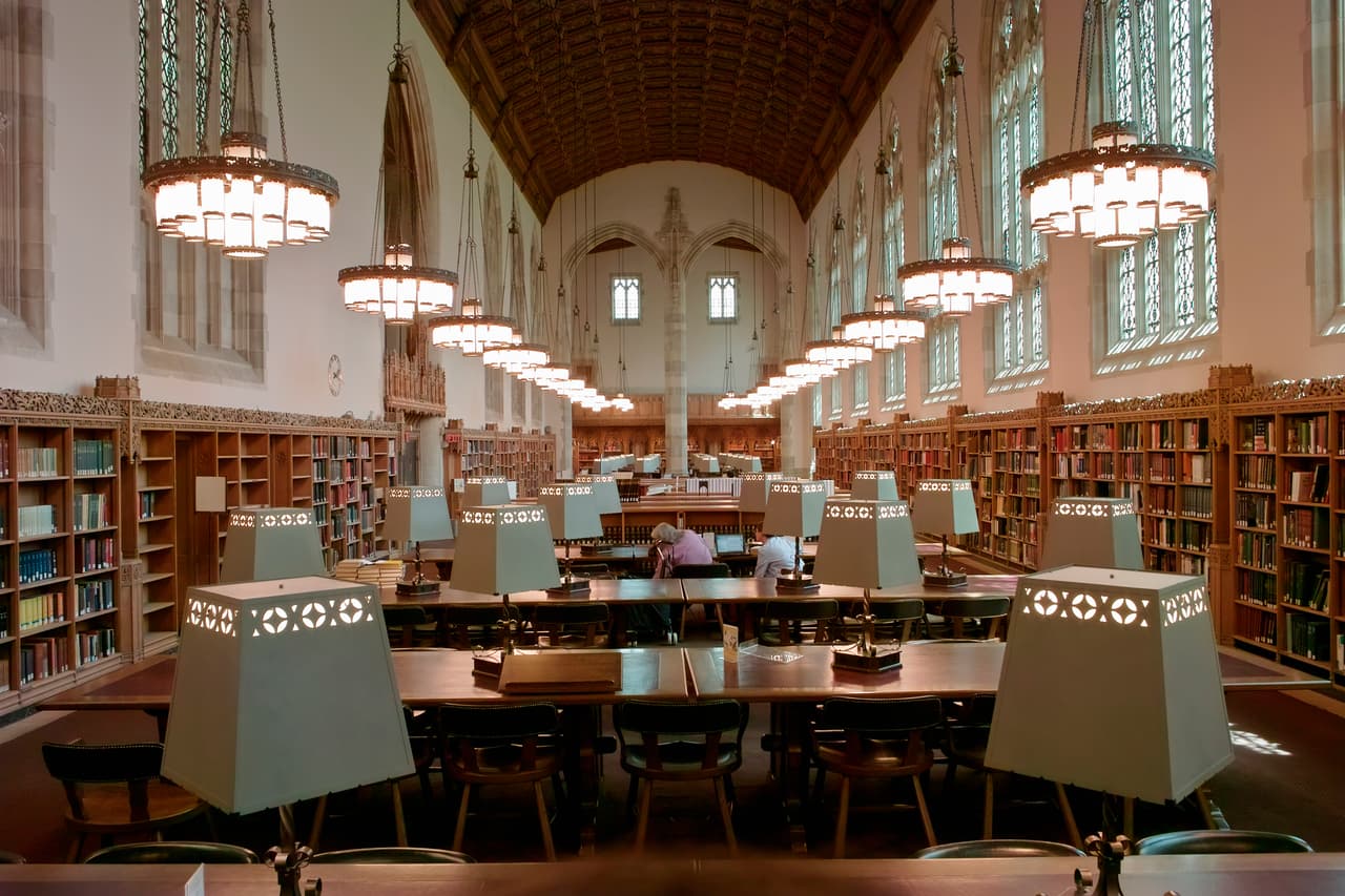 <b>Puesto 4</b>
<br>
<br>
<b>Universidad de Yale</b>
<br>
<br>Número de multimillonarios egresados: 21
<br>
<br>Ubicación: New Heaven, Connecticut.
<br>
<br>Patrimonio acumulado de estos multimillonarios: 104,800 millones de dólares.
<br>
<br>Entre los acaudalados egresados de Yale están John, Valerie y Victoria Mars, herederos de la compañía fabricante de golosinas Mars; el cofundador de Alibaba, Joe Tsai, y el director ejecutivo de la firma de inversiones Blackstone, Stephen Schwarzman. También se cuentan los herederos del petrolero texano Sid Richardson: Lee, Edward, Robert y Sid Bass. 
<br>