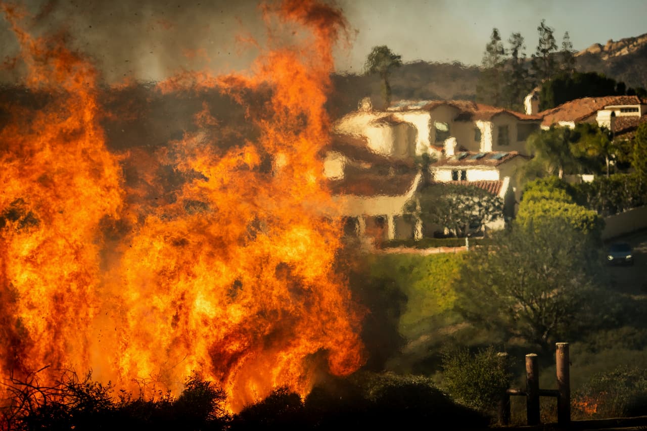 Apagones preventivos: Southern California Edison 
<b>ha cortado la electricidad a 8,600 clientes</b> para evitar que sus sistemas eléctricos provoquen nuevos incendios.