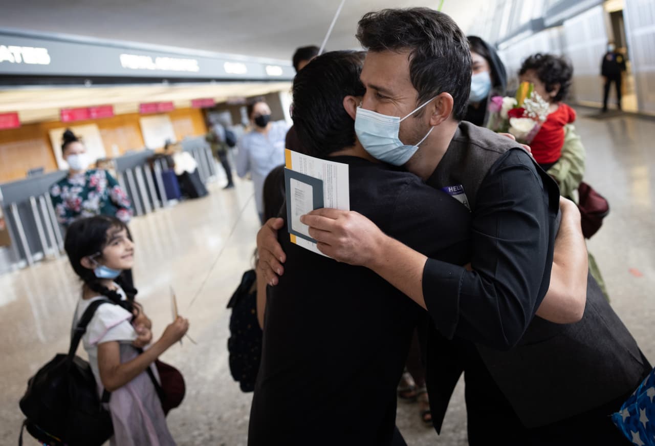 Evacuados afganos recibidos por familiares en el aeropuerto Washington Dulles, el 26 de agosto.
<br>
<br>Las evacuaciones del aeropuerto de Kabul se reanudaron después de los devastadores 
<a href="https://www.univision.com/noticias/politica/reanudan-evacuaciones-13-soldados-muertos-atentados-en-kabul-afganistan-isis-k-taliban">ataques con bombas que dejaron decenas de muertos afganos y estadounidenses</a>. 
<br>
<br>Según rescate.org, 
<a href="https://www.rescue.org/article/evacuations-afghanistan-what-afghan-special-immigrant-visa-siv-program"><u>unos 263,000 civiles afganos han colaborado en las operaciones militares</u></a> estadounidenses en Afganistán desde que comenzó el conflicto en 2001.
