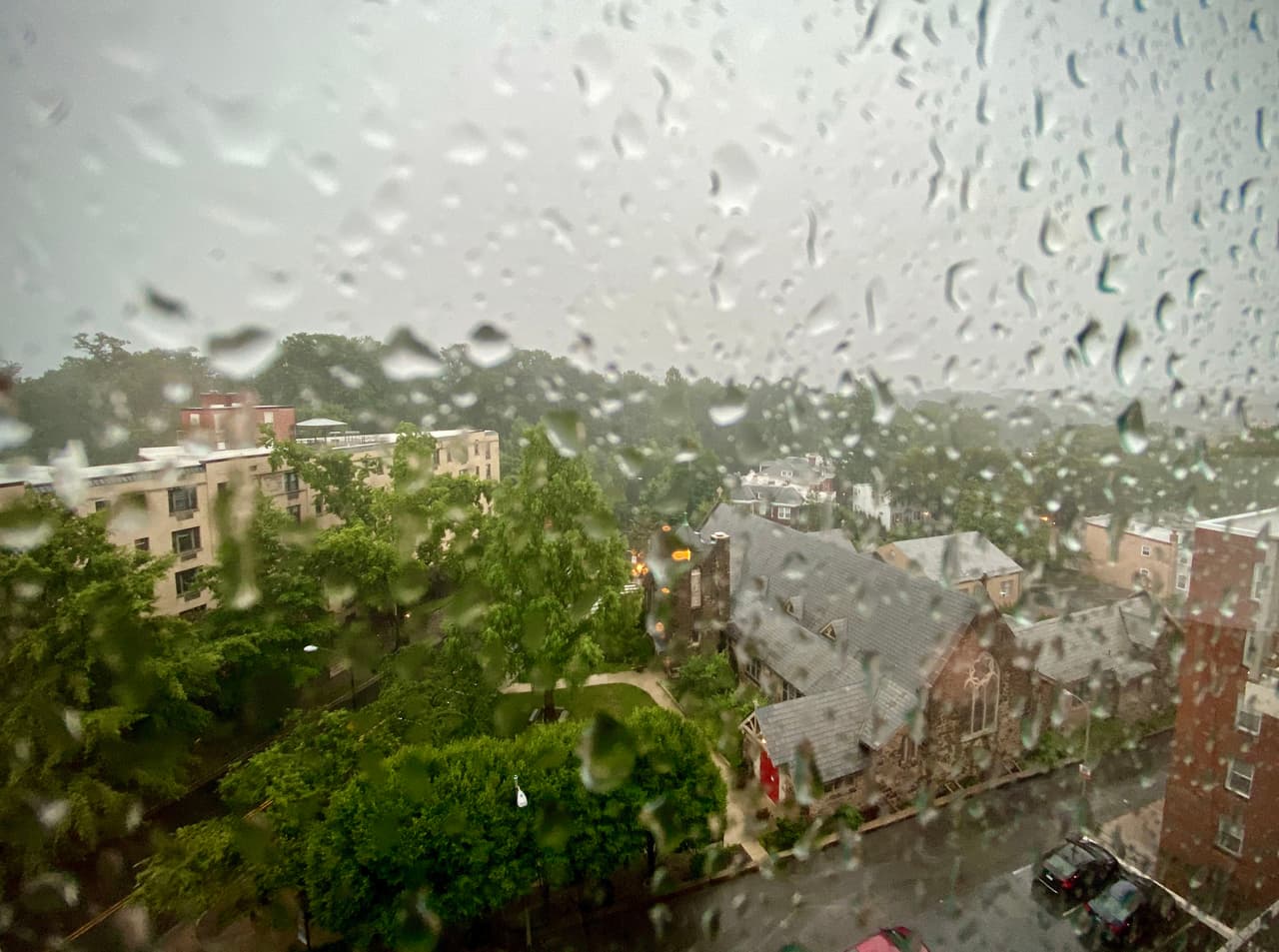 Duke Energy reportó miles de cortes de energía cuando las fuertes lluvias azotaron las playas de Wrightsville, Kure y Carolina Beach en Wilmington, Carolina del Norte.