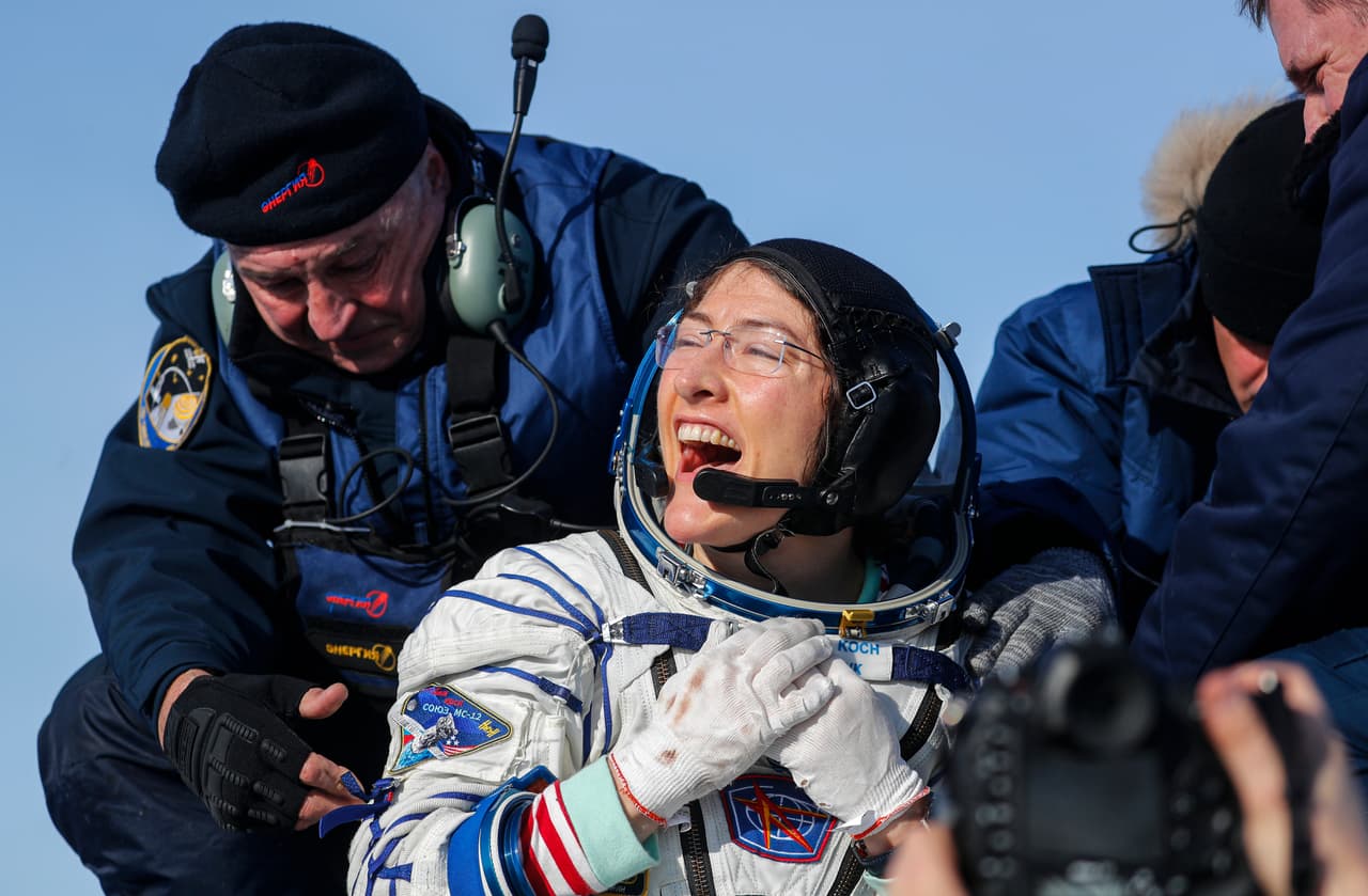 La cápsula que trajo a Koch de regreso a la Tierra aterrizó en Kazajistán el 6 de febrero de 2020. La astronauta había estado en el espacio desde el 14 de marzo de 2019, en total 328 días de misión. Desde ese punto de vista privilegiado pudo realizar hermosas fotografías del planeta, que compartió en su cuenta de Twitter.