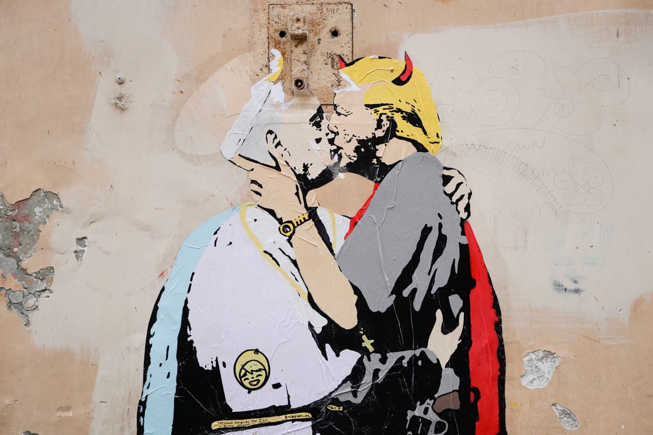 <b>Roma espera por Donald Trump</b>. Un cartel que muestra al Papa Francisco besando a un diabólico Donald Trump, en una pared en Roma el 11 de mayo de 2017. El cartel ha aparecido en la capital italiana a menos de dos semanas de la primera reunión entre el pontífice y el presidente de EEUU.