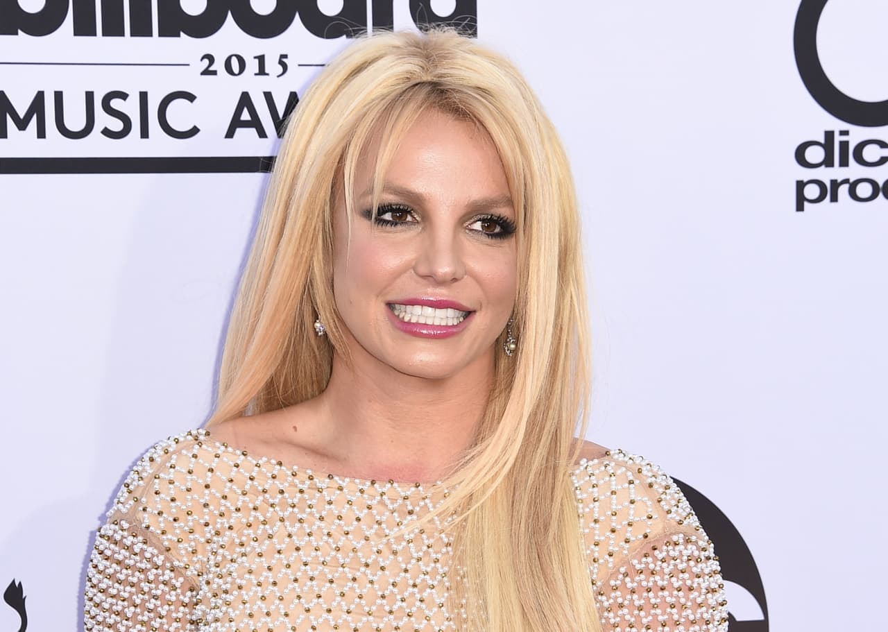 En marzo de 2017 se filtró la información de que
<b> Britney Spears</b> tenía un video íntimo donde primero se le veía desnuda de cintura para arriba, fumando un cigarrillo y, luego, sosteniendo un encuentro sexual con un hombre de identidad desconocida. Diez años antes, 'La Princesa del Pop, la amenazaron con publicar un vídeo sexual con su expareja, 
<b>Justin Timberlake. </b>Ella sólo declaró: "No sé porqué siempre hay gente mala que quiere hacerme daño".