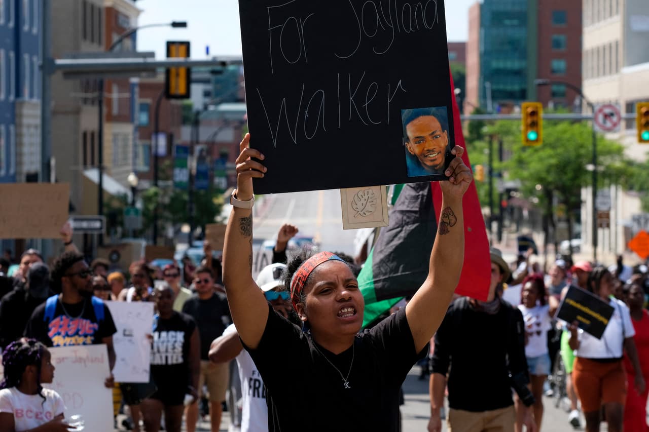 En la persecución a Walker los agentes primero intentaron usar dispositivos paralizantes, pero la persecución continuó hasta un estacionamiento, momento en el que se puede escuchar el sonido, cada vez más intenso, de las balas. El jefe de policía de Akron, Stephen Mylett, dijo que vio el video decenas de veces y que las acciones de Walker en ese momento son difíciles de distinguir, pero una foto fija parece mostrar “bajando [la mano] hasta el área de la cintura” y otra parece mostrarlo girándose hacia un oficial y, en un tercer momento, la imagen “captura un movimiento hacia adelante de su brazo”.