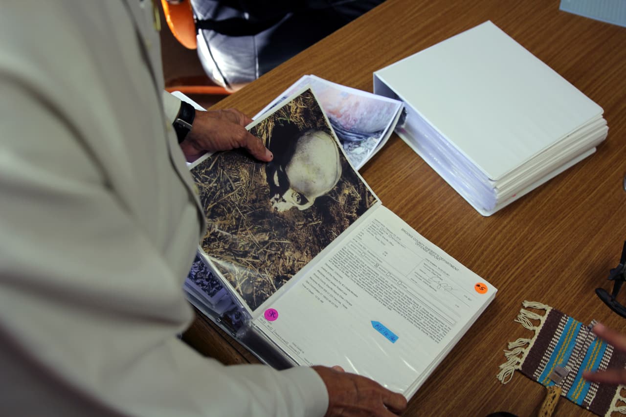 Pueden pasar años antes de que los restos de un migrante muerto en Brooks County sean encontrados. Es un terreno 
<b>muy difícil de recorrer</b>, tanto para los migrantes como para las autoridades. “La tierra es muy arenosa, el camino duro y los matorrales abundantes”, explica el sheriff Benny Martínez. Muchas veces, son los rancheros de la zona los que llaman para reportar el hallazgo de un cuerpo o restos óseos en sus terrenos.