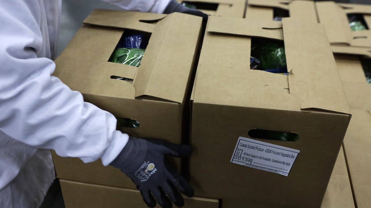 Organización de ayuda humanitaria reparte alimentos a familas necesitadas del condado de Kern