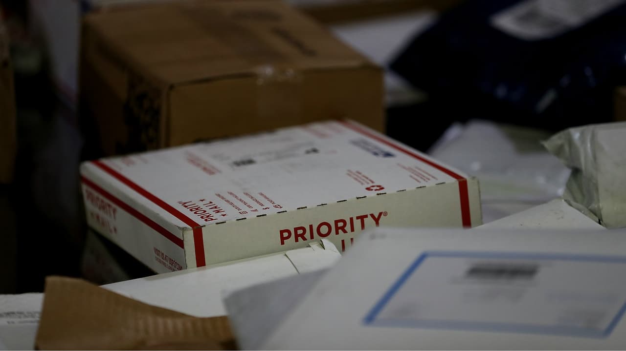 UPS, USPS, Amazon y FedEx envían un combinado aproximado de más de 500 millones de paquetes por día. Y esta cifra aumenta exponencialmente durante las fiestas de Navidad.