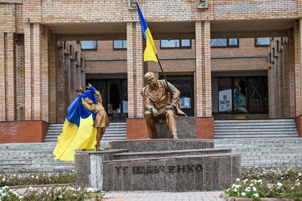 Parte de la explicación de la versión rusa del repligue táctico puede estar en que, en la guerra de información que también se ha convertido la invasión, los avances de las tropas ucranianas en la región de Járkov parecen incontestables. Para muestra, la estatua con la bandera del país en una plaza de Balakiya, Járkov, el 10 de septiembre.