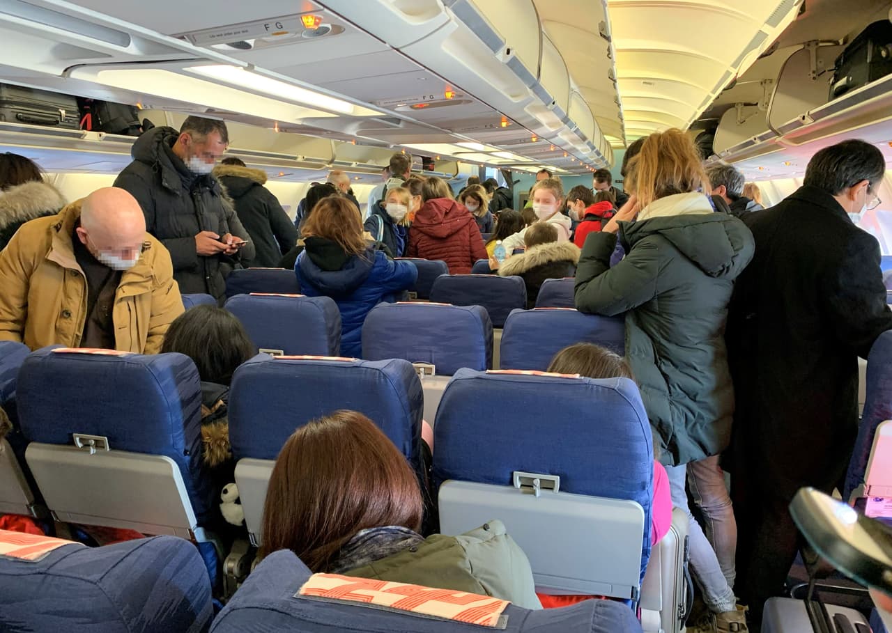 <b>Aerolíneas.</b> Miles de vuelos nacionales e internacionales se han restringido. La Asociación Internacional de Transporte Aéreo proyectó que la industria de las aerolíneas de EEUU y Canadá podría perder más de $20,000 millones en ingresos y muchas compañías en todo el mundo podrían declararse en bancarrota si la crisis por el coronavirus se extiende. Un grupo que representa a las aerolíneas más grandes del país solicitó al gobierno de Donald Trump 25,000 millones de dólares en subvenciones y otros 25,000 millones de dólares en préstamos a bajo interés o sin intereses.
<br>