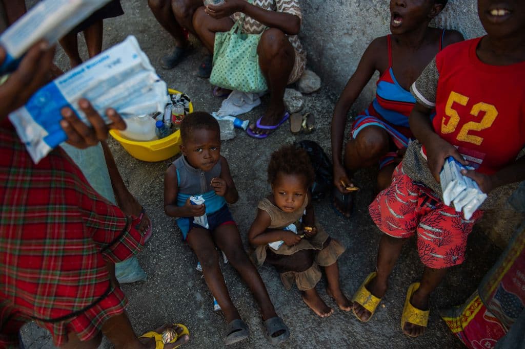 Familias desplazadas de sus hogares en barrios afectados por la 
<a href="https://www.univision.com/noticias/mundo/mas-de-200-personas-muren-violentamente-fin-de-semana-haiti">violencia de las bandas armadas en Puerto Príncipe, Haití, el 31 de octubre de 2024. </a>Según la Organización Internacional para las Migraciones, más de 160,000 personas están desplazadas por la violencia en el área metropolitana de la capital.
