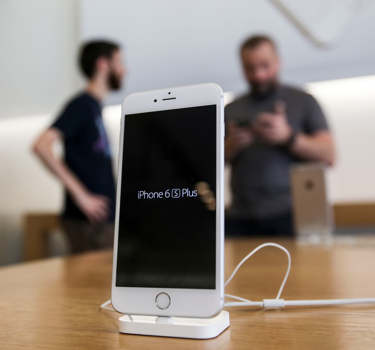 Departamento de Justicia pide a corte obligar a Apple desbloquear teléfono