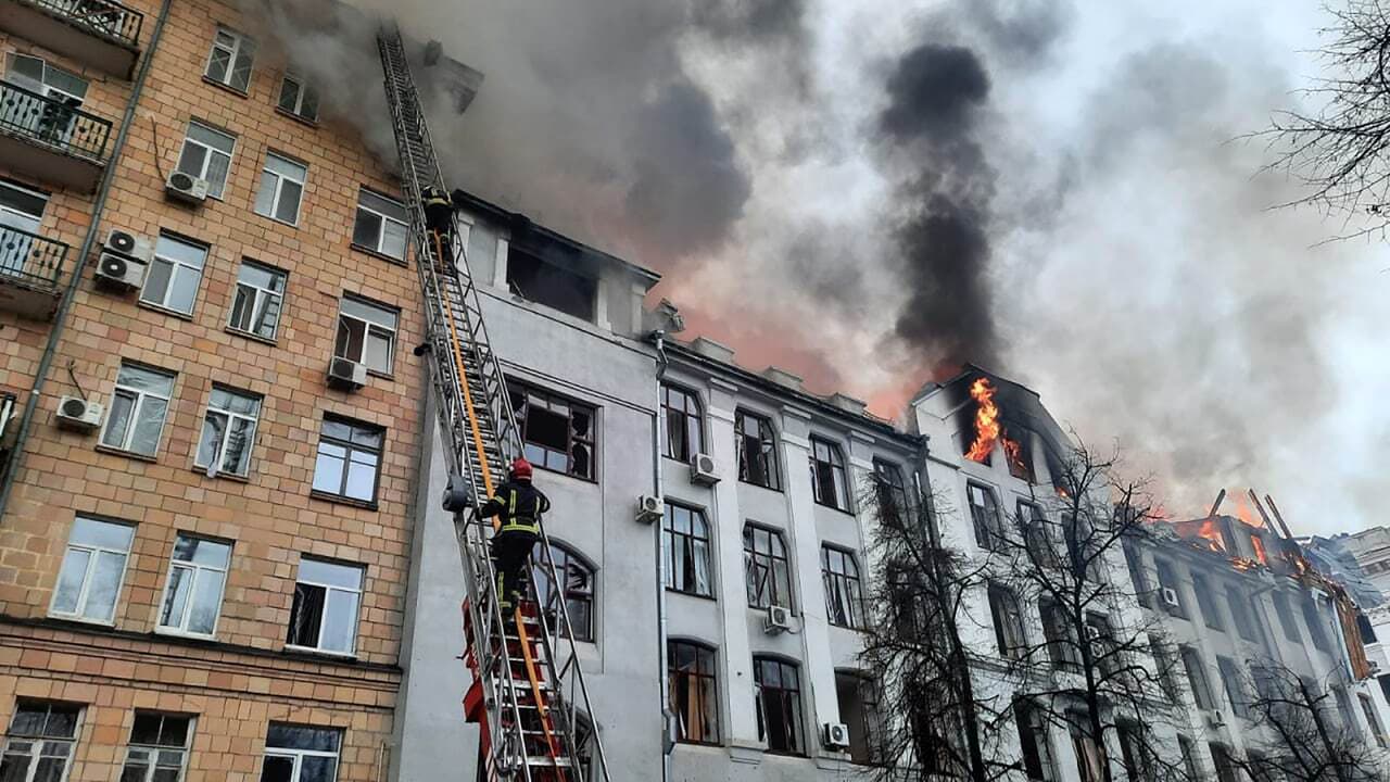 La estación de policía y edificios residenciales contiguos en llamas en Járkov, después de un ataque ruso el dos de marzo.