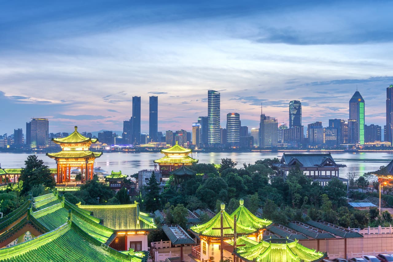 <b>Puesto 5. Shenzhen: 68 multimillonarios</b>
<br>
<br>Crecimiento en 2021: 24 nuevos multimillonarios
<br>
<br>Patrimonio neto de los multimillonarios de la ciudad: 415,300 millones de dólares
<br>
<br>Residente más rico: Ma Huateng (65,800 millones de dólares de patrimonio) 
<br>
<br>67 de los 68 multimillonarios de Shenzhen tienen fortunas “hechas por sí mismos”, es decir, no heredadas. El residente más rico de esta ciudad, conocida como el 'Silicon Valley' de China, es el fundador de la tecnológica Tencent. Aumentó su fortuna en 28,000 millones de dólares en el último año.