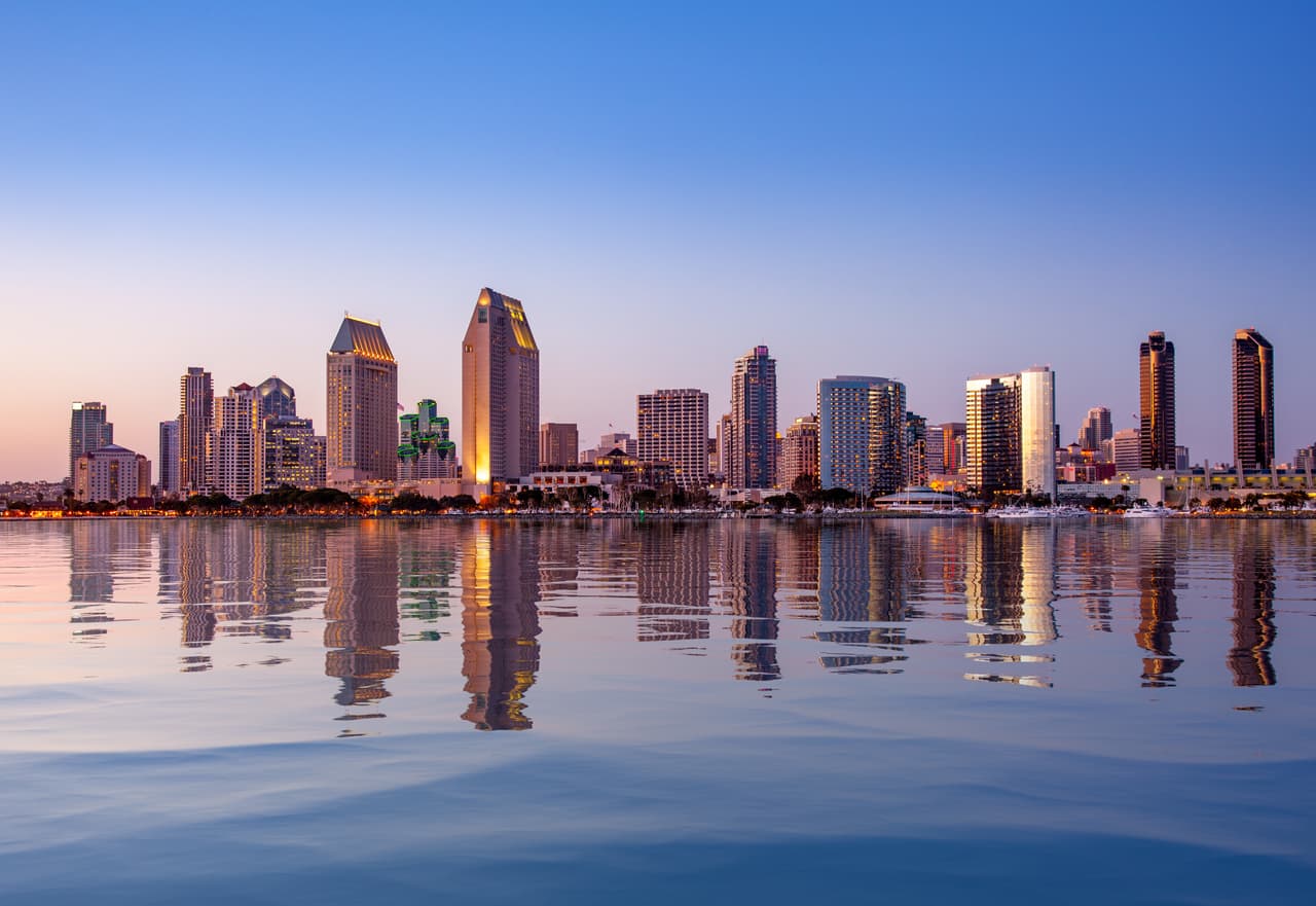 <b>En el condado de San Diego</b> está permitido andar en bote si los pasajeros son del mismo grupo familiar, sin embargo la mayoría de los accesos a las playas estatales están cerradas.
<br>
<br>
<b>Las playas de Carlsbad y Coronado están abiertas para hacer ejercicio, nadar, correr, jugar paletas y andar en kayak</b>. Las reuniones, picnic y tomar están prohibidos.
<br>
<br>En ambas playas hay restricciones de estacionamiento y en Coronado se cierra a las 6pm.