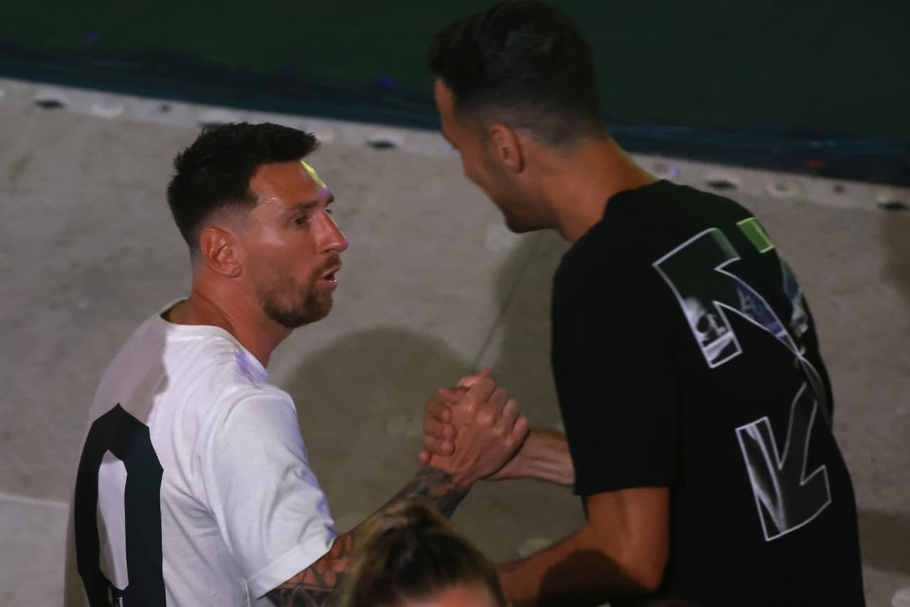 Conocidos y no conocidos, los 
<b><a href="https://www.univision.com/local/miami-wltv/lionel-messi-fanaticos-miami-fotos" target="_blank">fanáticos del astro argentino</a></b> se cuentan por millones en todo el mundo.
