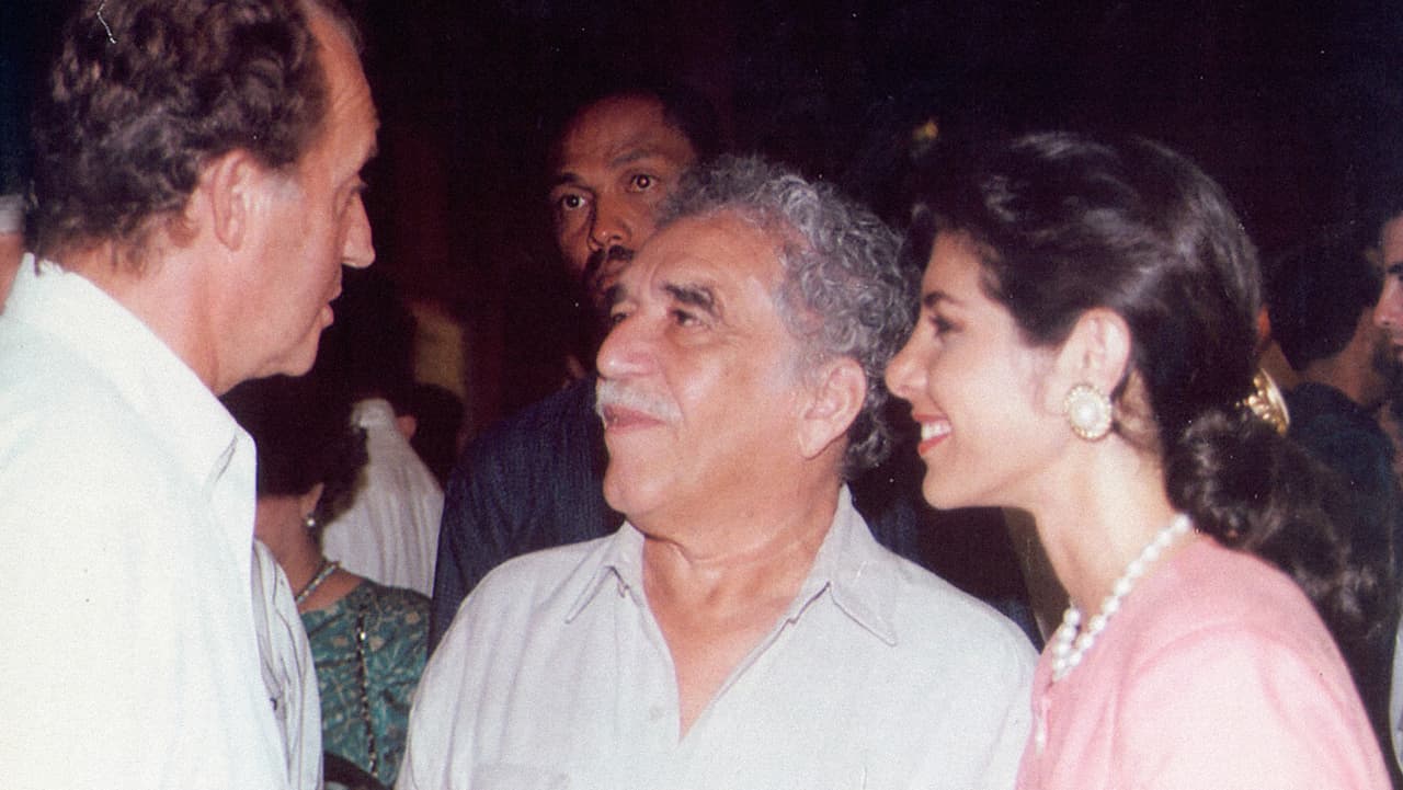 Patricia Janiot junto a Juan Carlos, rey de España, y el escritor colombiano y premio nobel de literatura Gabriel García Márquez durante la cumbre iberoamericana de 1994, en Cartagena, Colombia. Para Janiot, esta incorporación a Univisión es un regreso, pues antes de unirse a CNN condujo el noticiero vespertino de la estación local de Univision en Los Ángeles, 
<a href="http://www.univision.com/los-angeles/kmex">Univision 34 (KMEX)</a>.