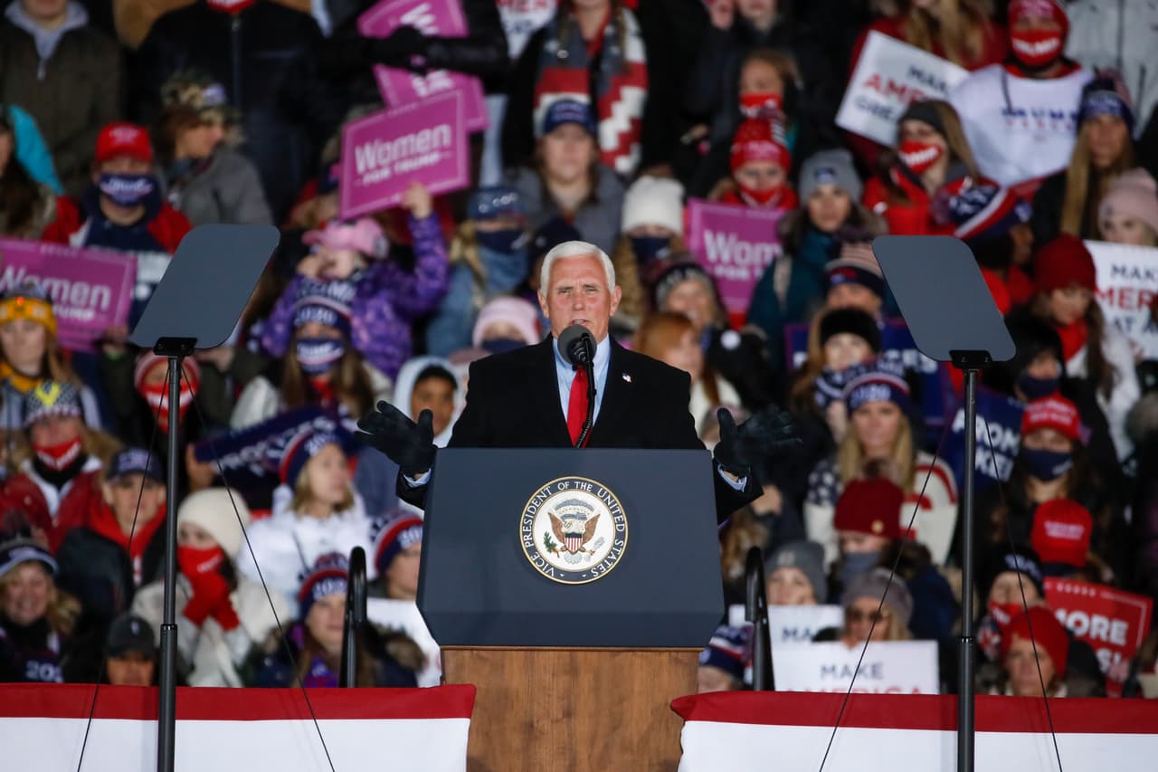 El vicepresidente de Estados Unidos, Mike Pence, habla durante el quinto mitin del día y el último de la campaña electoral en Grand Rapids, Michigan, en la víspera de las elecciones. Pence aseguró que la administración de Trump, en dado caso de resultar ganador, 
<a href="https://twitter.com/QuickTake/status/1323478843106172928?s=20" target="_blank">no desfinanciarán a la policía "ni ahora, ni nunca".</a> 
<b>Además, dejó claro que mantendrán la "ley y el orden para todos los estadounidenses de todas las razas, credos y colores".</b>